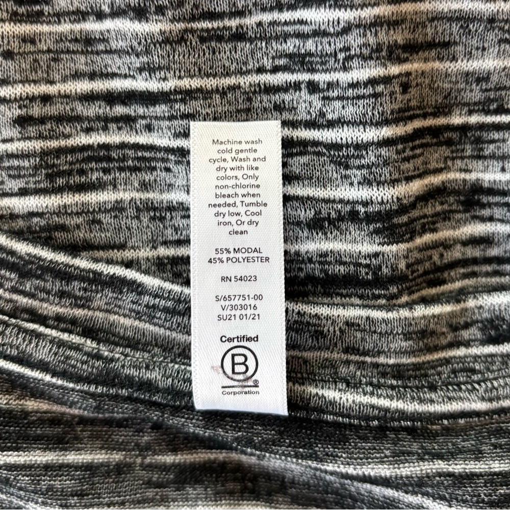 ATHLETA 🖤 Breezy Scoop VNeck Tee - Picture 6 of 10